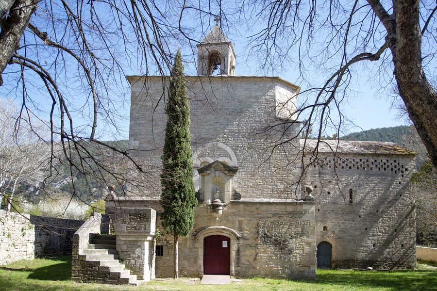 Vue du vignoble entourant la chapelle du Groseau à Malaucène, ancienne résidence d'été du Pape Clément V au pied du Mont Ventoux.